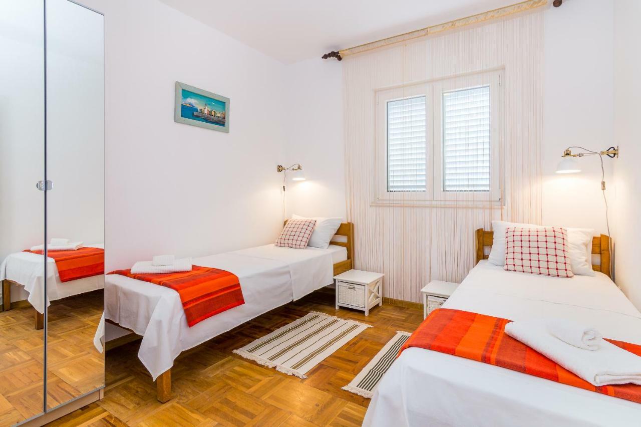 Apartment "On The Beach" トロギール エクステリア 写真