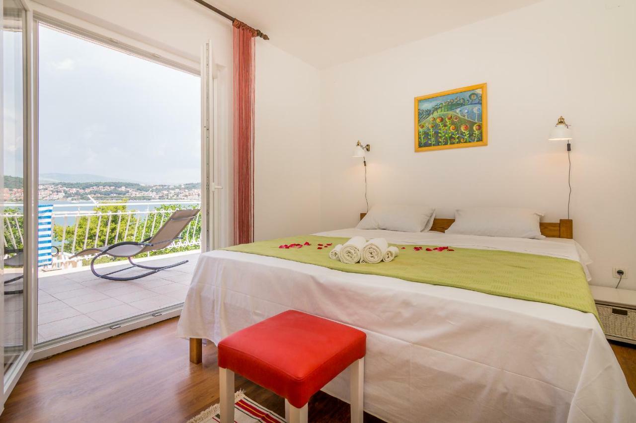 Apartment "On The Beach" トロギール エクステリア 写真