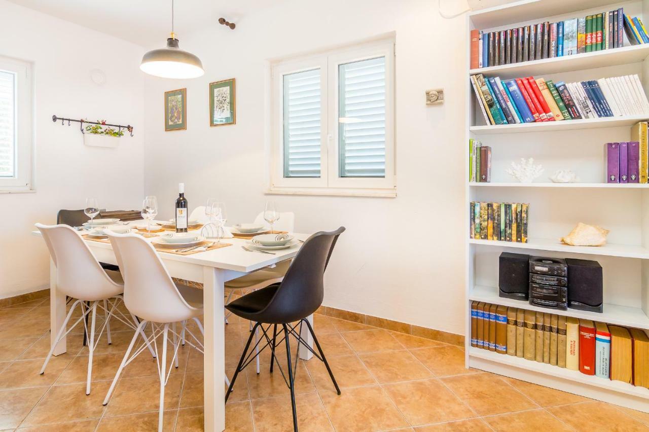 Apartment "On The Beach" トロギール エクステリア 写真
