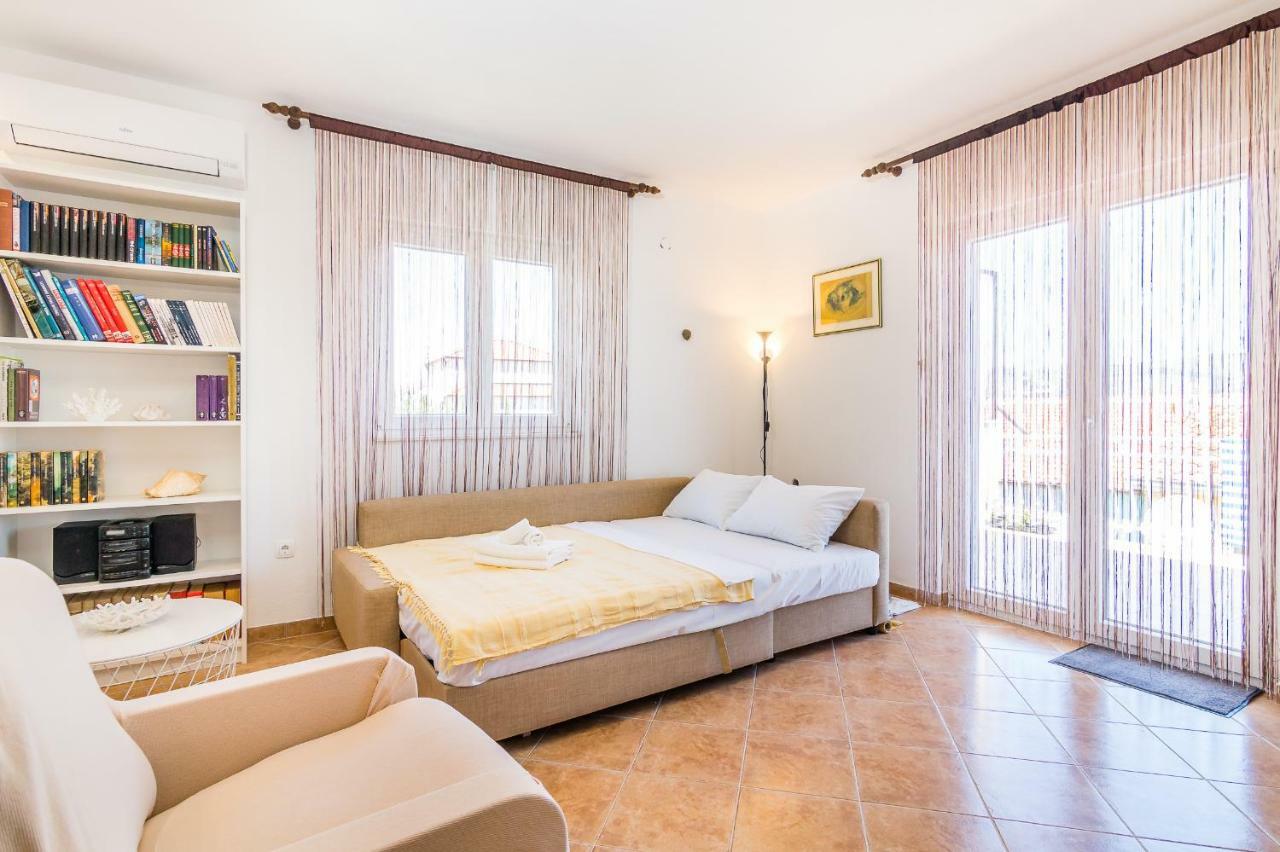 Apartment "On The Beach" トロギール エクステリア 写真