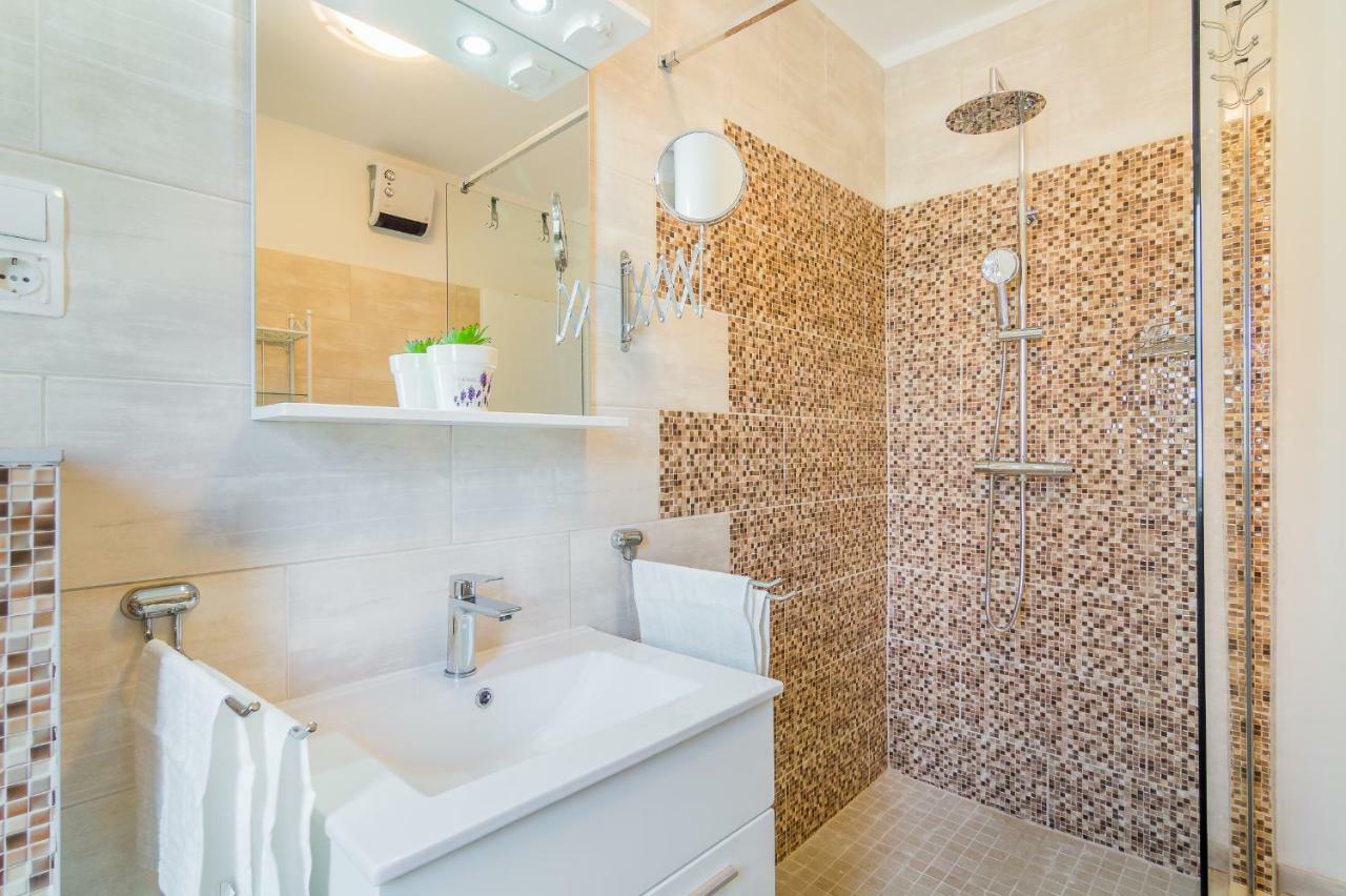 Apartment "On The Beach" トロギール エクステリア 写真