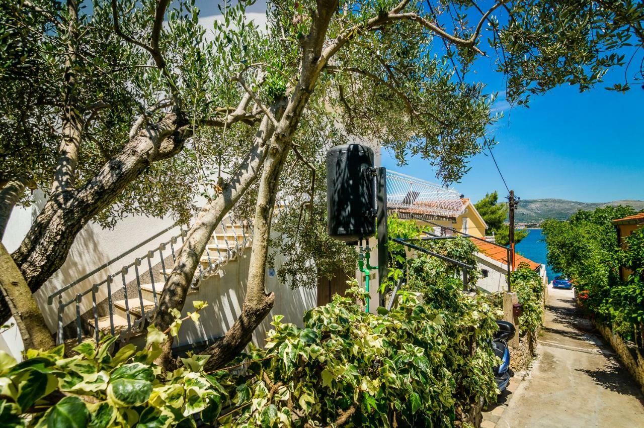 Apartment "On The Beach" トロギール エクステリア 写真