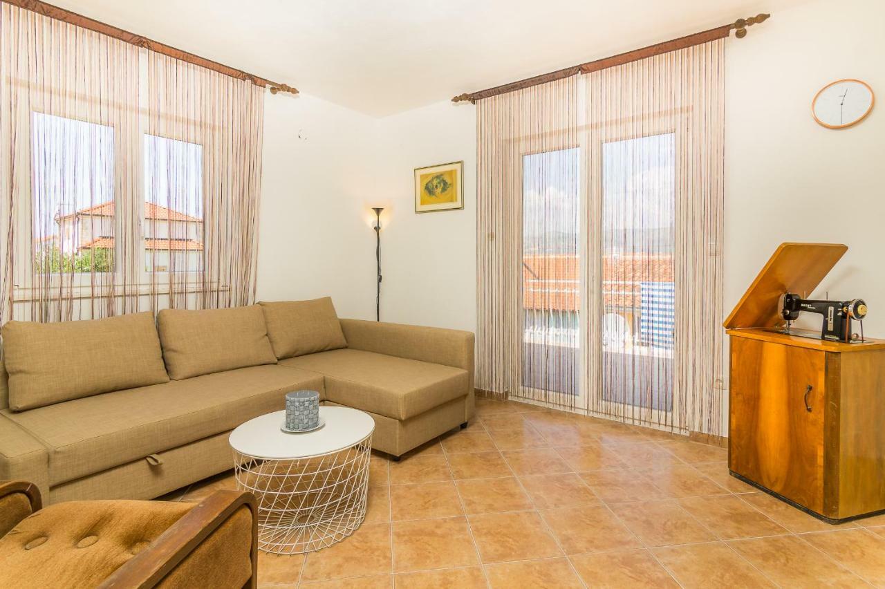 Apartment "On The Beach" トロギール エクステリア 写真