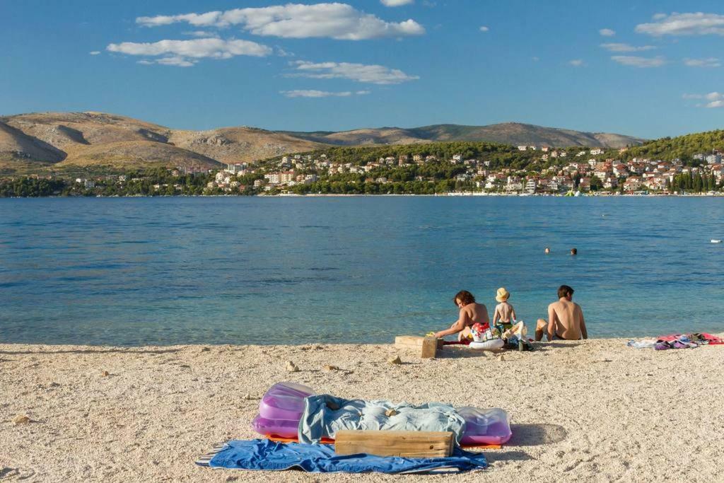 Apartment "On The Beach" トロギール エクステリア 写真